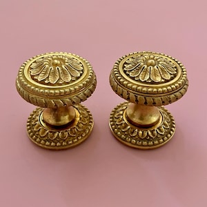 Op de afbeelding: Een rustiek houten bord met de tekst "Welcome to our home" in witte letters. Het bord heeft een verweerde afwerking en een eenvoudig, uitnodigend ontwerp, perfect voor een veranda of entree.