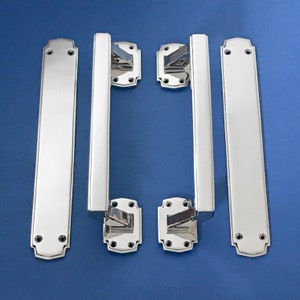 Puede incluir: Cuatro tiradores de puerta cromados pulidos con una placa rectangular y una manija de palanca. Los tiradores tienen un diseño decorativo Art Deco.