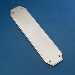 Puede incluir: Una placa de puerta de plata con forma rectangular y esquinas redondeadas. La placa tiene una superficie lisa y pulida y está diseñada para grabar.