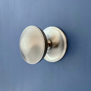 Manija de pomo central con bola para puerta de entrada, cromo satinado grande, para buzón de correo, cartas, estilo vintage mate (MÁS DISPONIBLES)