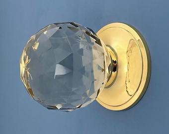 Manilla de puerta principal decorativa de latón recuperado con pomo central de cristal tallado grande, estilo vintage.