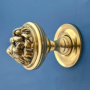 Manija central grande, restaurada y restaurada con cara de león de latón fundido pesado, para puerta de entrada, buzón, aldaba para cartas (MÁS DISPONIBLES)