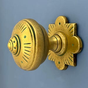 Manija central grande de latón antiguo recuperado de estilo victoriano para puerta de entrada, aldaba para cartas y correo