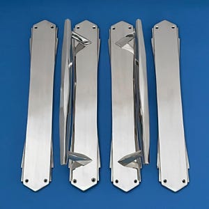 Pode incluir: Conjunto de quatro puxadores de porta cromados polidos com um design art déco. Cada puxador apresenta uma placa retangular longa com um puxador geométrico curvo.