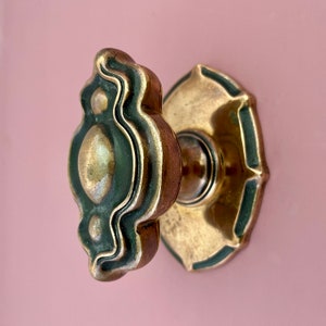 Manija de pomo central Art Nouveau de latón grande antiguo para puerta de entrada, aldaba para correo, tirador principal para cartas, entrada recuperada, decorativa para hotel