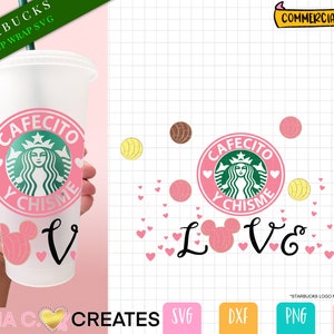Puede incluir: Un envoltorio de taza Starbucks rosa y verde con el texto "Cafecito y Chisme" y un corazón con un diseño de oreja de Mickey Mouse. El envoltorio también incluye el texto "Love" con un corazón rosa en el medio.