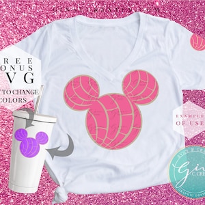 Op de afbeelding: Een wit T-shirt met een roze en gouden Mickey Mouse-kopontwerp, gemaakt om te lijken op een Mexicaans zoet brood, een concha. De tekst "FREE BONUS SVG EASY TO CHANGE COLORS" staat aan de linkerkant van het shirt. De tekst "EXAMPLE OF USE" staat aan de rechterkant van het shirt. Het shirt is op een roze glinsterende achtergrond.