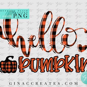 Op de afbeelding: Een digitaal grafisch ontwerp met de tekst "hello pumpkin" in een zwart-oranje buffalo plaid-patroon. De tekst is in een gestileerd handschrift. Een kleine pompoen en een hart zijn ook in het ontwerp opgenomen.