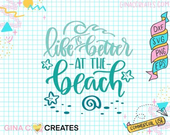 Peut inclure: Texte bleu sarcelle et blanc sur un fond blanc avec un motif quadrillé. Le texte dit "life is better at the beach". Il y a de petites étoiles de mer et un graphique de coquillage autour du texte.