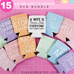 Pu&ograve; includere: Una collezione di 15 colorati koozies per addio al nubilato con frasi bianche, tra cui "Drink Drunk Drun" e "A Wife Is Never Late". I koozies sono disposti su una superficie rosa.
