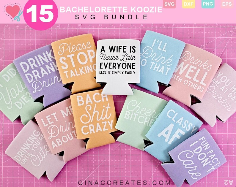 Pu&ograve; includere: Una collezione di 15 colorati koozies per addio al nubilato con frasi bianche, tra cui "Drink Drunk Drun" e "A Wife Is Never Late". I koozies sono disposti su una superficie rosa.