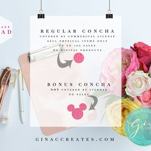 Op de afbeelding: Een roze en wit klembord met tekst die luidt "REGULAR CONCHA COVERED BY COMMERCIAL LICENSE SELL PHYSICAL ITEMS ONLY UP TO 500 SALES NO DIGITAL PRODUCTS" en "BONUS CONCHA NOT COVERED BY LICENSE NO SALES". Het klembord ligt op een wit oppervlak met een roze en witte bloemenboeket op de achtergrond. De tekst "GINACCREATES.COM" staat onderaan het klembord.
