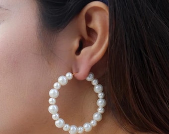 Aros de perla chapados en oro, una joya delicada para el día a día.