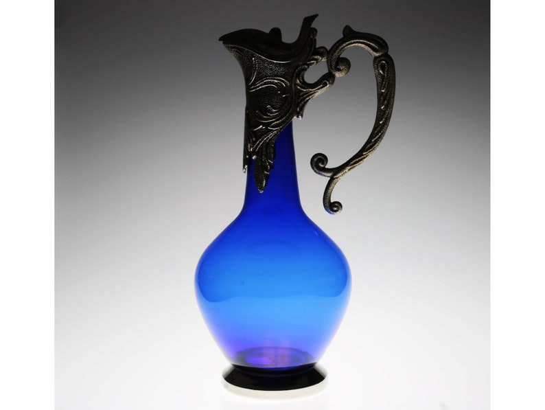 Графин из синего стекла. Синие графины. Кувшин голубой. Кувшин для воды голубой. Графин синее стекло.