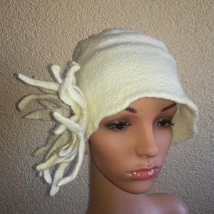 Beamie wol wit met grote bloem, vintage beamie, cloche hoed, fedora, wollen muts, hoed vilt van merinowollo