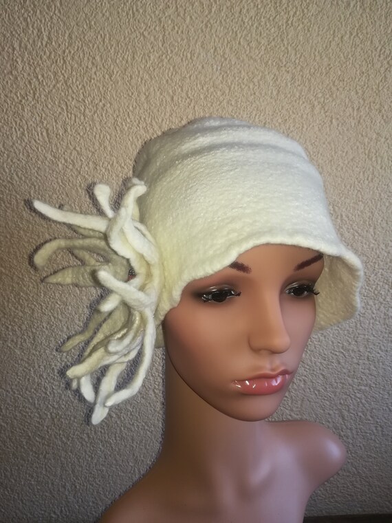 Beamie Wool White With Large Flower, Vintage Beamie, Cloche  display picture 1