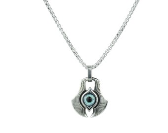 Peut inclure: Un collier en chaîne argent avec un pendentif représentant un œil stylisé avec un iris bleu. Le pendentif a la forme d'une paire d'ailes.