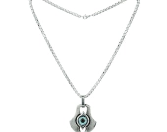 Peut inclure: Collier en chaîne argent avec un pendentif représentant un œil stylisé avec un iris bleu et un cadre argenté.
