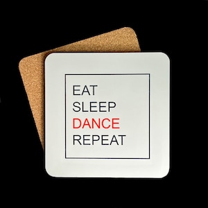 Puede incluir: Posavasos blanco con texto negro que dice "Eat Sleep Dance Repeat" sobre un fondo de corcho.