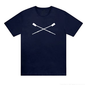 Peut inclure: Un t-shirt bleu marine avec un graphique blanc de deux rames croisées.