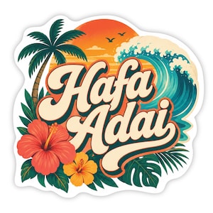 以下が含まれることがあります： クリーム色のスクリプトフォントで「Hafa Adai」と書かれたダイカットステッカー。鮮やかなオレンジ色の夕日、ヤシの木、大きな青い波、そして緑の熱帯の葉を伴う赤と黄色のハイビスカスの花が描かれています。