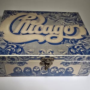 Chicago "Chicago VI" SnipNipZap RoxBox Scatola portasigari in plastica riciclata con copertina di album vintage "Herrera Toro Especial Collection".