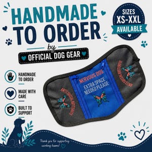 Könnte beinhalten: Handgefertigtes Hunde-Geschirr mit dem Text "NERVOUS DOG EXTRA SPACE NEEDED PLEASE" auf einem blauen Feld. Das Geschirr ist schwarz und grau mit gestickten Schmetterlingsmotiven. Größen XS-XXL verfügbar.