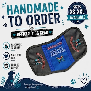 Könnte beinhalten: Ein schwarzes und graues Hundegeschirr mit einer blauen Reißverschlusstasche. Die Tasche trägt den Text "NERVOUS DOG EXTRA SPACE NEEDED PLEASE" und Schmetterlingsstickereien. Das Geschirr trägt auch den Text "ANTI SOCIAL BUTTERFLY". Handgefertigt auf Bestellung.