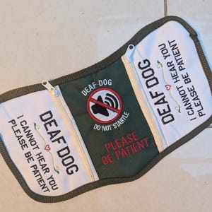 Könnte beinhalten: Grünes und weißes Stoffhundeleine mit dem Text "DEAF DOG" und "I CANNOT HEAR YOU PLEASE BE PATIENT" in Rot und Weiß. Die Leine hat einen Reißverschluss und ein kein-Sound-Symbol mit dem Text "DO NOT STARTLE".