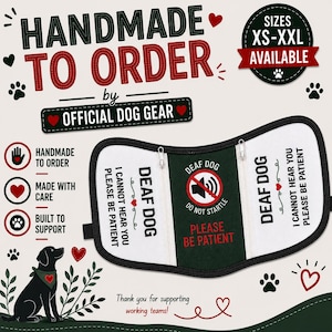 以下が含まれることがあります： DEAF DOG、I CANNOT HEAR YOU PLEASE BE PATIENTという文字と、スピーカーに斜線が入った赤い円のアイコンが描かれた、白とダークグリーンの犬用ベスト。黒い縁取りが施されており、XSからXXLまでのサイズ展開が示されています。