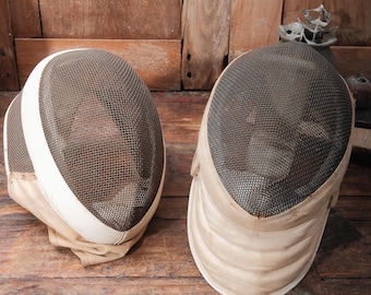 Masques d'escrime vintage | Équipement de sport antique | Décoration industrielle | Souvenirs sportifs européens | Accessoires de présentation rustiques