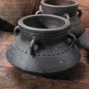 Olla de barro negra vintage / Decoración rústica artesanal wabi sabi