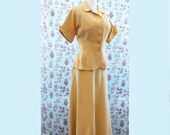 Conjunto de traje vintage amarillo de primavera y verano de los años 40, talla M, con bolsillos curvos decorativos.