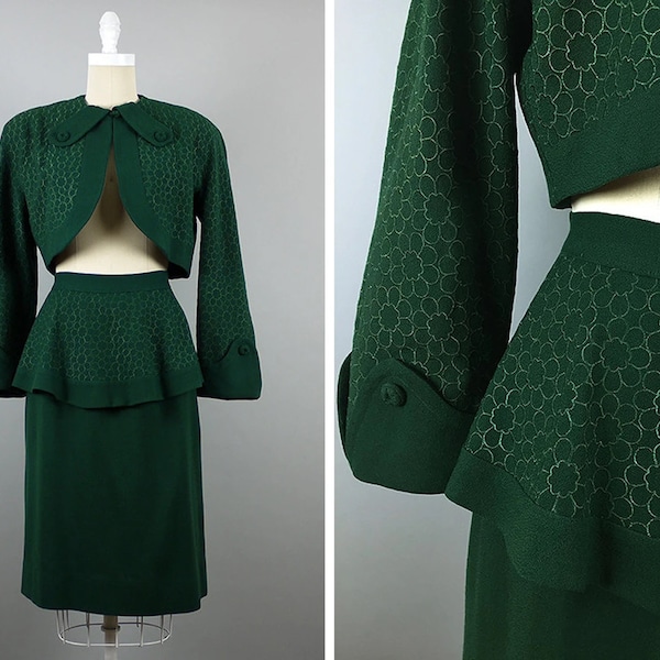 RÉSERVÉ EN STOCKAGE 3e paiement - costume en laine vert émeraude vintage des années 1940 avec basque brodé floral sur le devant et veste boléro