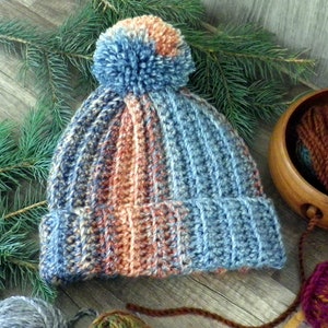 Gorro de canalé coral y azul con pompón
