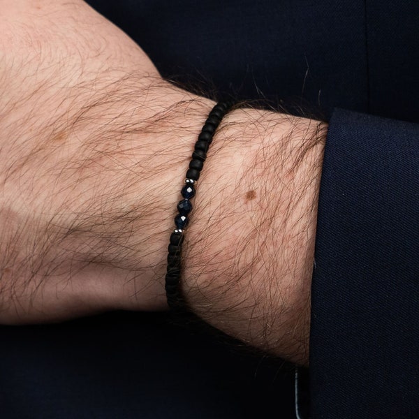 Bracelet homme Saphir bleu minimaliste fin et élégant, Pierres 4mm et perles noir mat sur cordon élastique, cadeau pour homme original