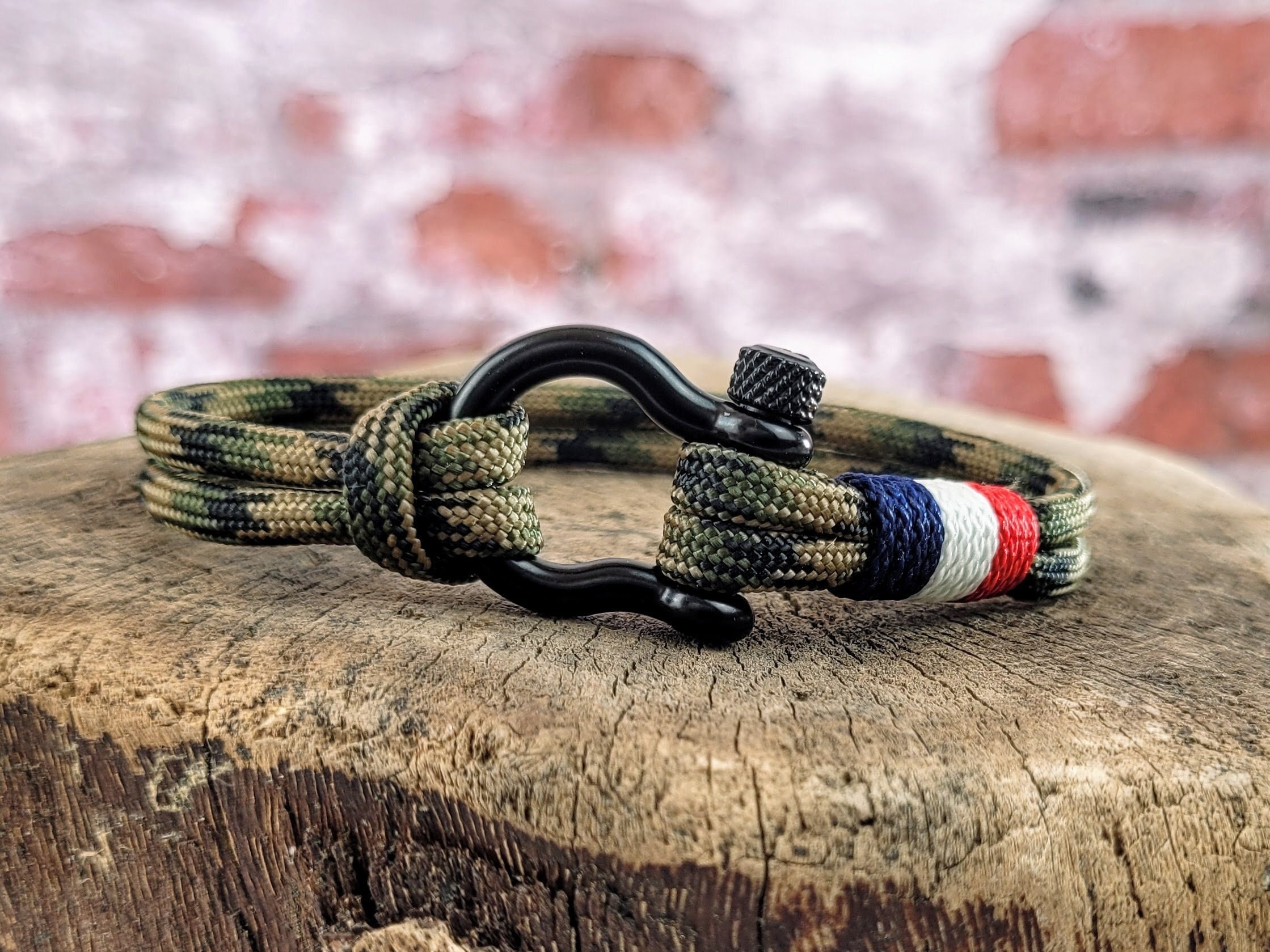 Wide Stitched Fishtail Paracord Bracelet (Thin Gray Line) – Surf City  Paracord, Inc.