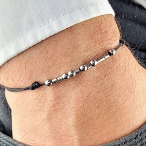 Morsecode-armband voor heren met gepersonaliseerde boodschap, roestvrijstalen kralen en fijn verstelbaar koord, kleurkeuze: zwart / bruin / blauw / rood / groen