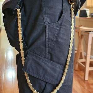 Può includere: Un cartello in legno rustico con la scritta "Welcome to our home" in lettere bianche. Il cartello presenta una finitura invecchiata e un design semplice e invitante, ideale per l'arredamento dell'ingresso.