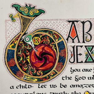 Op de afbeelding: Een levendige, handgetekende illustratie met de tekst "ABY JEX" in sierlijke letters. Het kunstwerk bevat ingewikkelde Keltische knoopwerk, spiralen en een kleurrijk palet van rood, geel, groen en blauw, met de woorden "you are God" eronder.