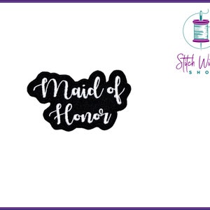 Puede incluir: Parche de fieltro negro con texto bordado en blanco que dice "Maid of Honor".