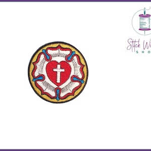 Può includere: Toppa ricamata da stirare con un cuore rosso con una croce bianca al suo interno, circondata da un cerchio bianco con accenti blu e gialli.