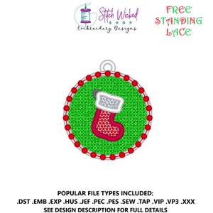 Puede incluir: Una media de Navidad roja y blanca con un borde de piel blanca está bordada en un círculo verde con un borde rojo. El diseño está etiquetado como "Free Standing Lace" e incluye tipos de archivos populares para máquinas de bordado.