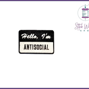 Puede incluir: Parche de hierro bordado en blanco y negro con el texto "Hello, I'm Antisocial".
