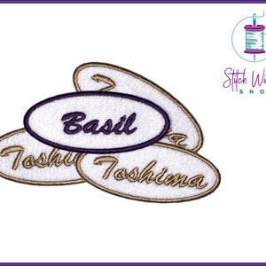 Puede incluir: Tres parches bordados de forma ovalada blanca con hilo dorado. El parche superior tiene la palabra "Basil" bordada en hilo morado. Los dos parches inferiores tienen la palabra "Toshima" bordada en hilo dorado.