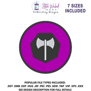 Peut inclure: Un motif de broderie circulaire avec un fond violet et une bordure noire. À l'intérieur, un hexagone gris foncé contient une hache à double lame blanche. Le texte "7 SIZES INCLUDED" est au-dessus du motif. Le texte "Stitch Wicked Shop Embroidery Designs" est également présent.