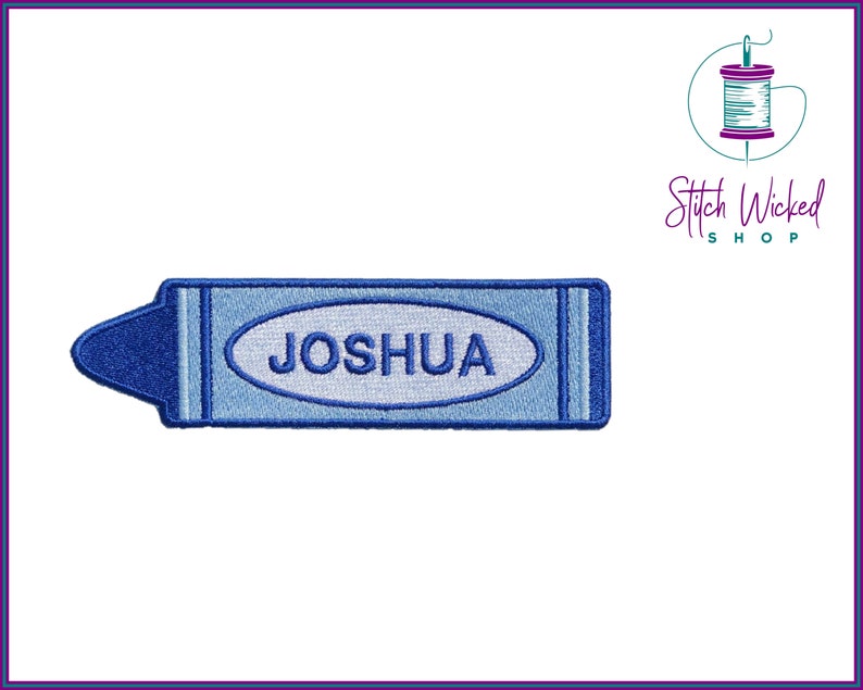 K&ouml;nnte beinhalten: Blauer gestickter B&uuml;geleisen-Aufn&auml;her in Form eines Buntstiftes mit dem Namen "JOSHUA" in wei&szlig;en Buchstaben.