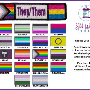 Può includere: Una selezione di patch di bandiere pride con diversi colori e design, tra cui le bandiere a 6 colori, agender, asessuale, bisessuale, demisexuale, gay men's, genderfluid, intersex, labys, lesbica, progress, non binary, originale, pansexuale, Philadelphia, polysexual, genderqueer e transgender. Il testo "They/Them" è ricamato su un patch viola con una freccia arcobaleno e bianca.