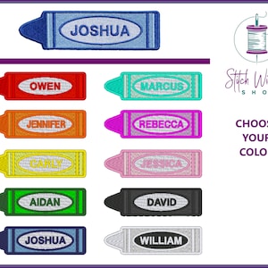K&ouml;nnte beinhalten: Ein Set aus zehn bunten, gestickten Patches in Form von Buntstiften mit verschiedenen Namen, darunter Joshua, Owen, Marcus, Jennifer, Rebecca, Carly, Jessica, Aidan, David und William. Die Patches sind in zwei Reihen zu je f&uuml;nf angeordnet. Der Text "Stitch Wicked Shop" und "W&auml;hlen Sie Ihre Farbe" ist ebenfalls auf dem Bild zu sehen.