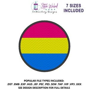 Puede incluir: Un parche bordado redondo con el diseño de la bandera del orgullo pansexual. El parche tiene un borde negro y muestra un tricolor horizontal de rosa, amarillo y azul. El texto "7 SIZES INCLUDED" está encima del parche. El texto "Stitch Wicked Shop Embroidery Designs" también es visible.